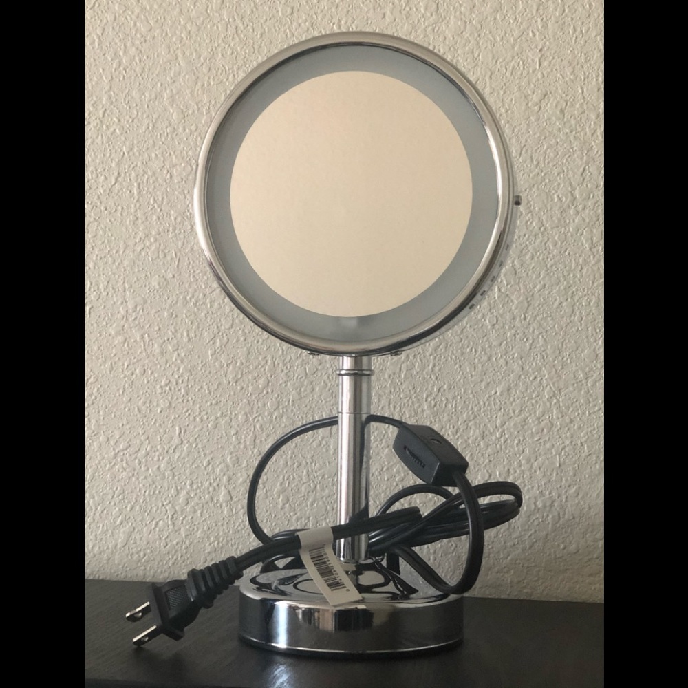 NIB 5x/1x magnification mirror w/ light